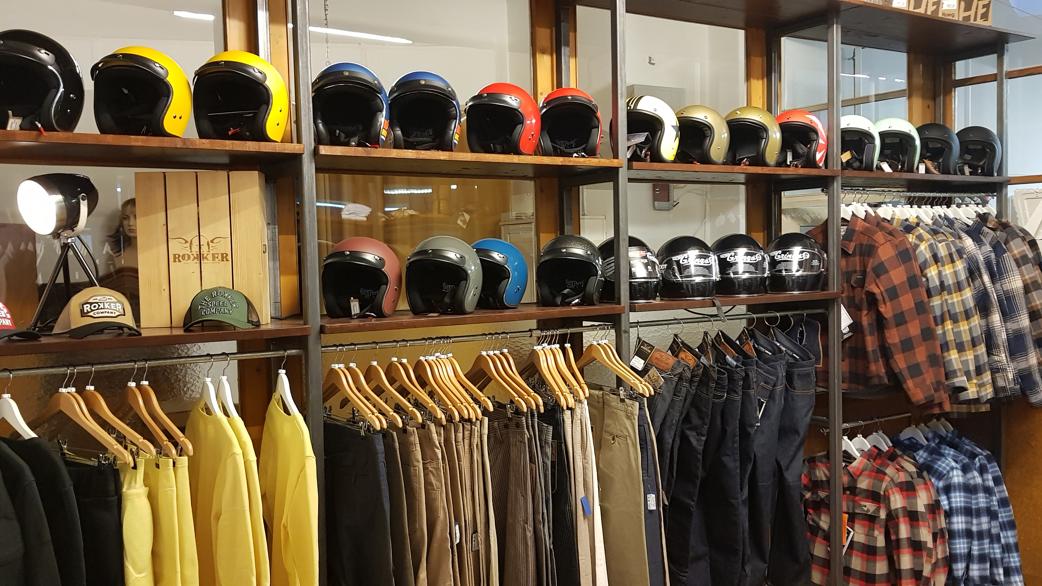 Präsentation von Motorradhelmen, Jacken und Hosen in einem Retro-Modegeschäft in Berlin